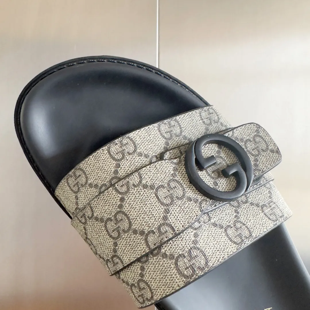 [G Home] Men's Men's Shoes💰:300💰Size:38-45 GUCC Gucci Original Order Quality 🆕2024Gucci Gucci Summer New Style Double G Presbyopia Flip-flops Cross Sandals Thick Sole Slippers Beach Shoes Original Purchase and Development Production G family's 2024 new summer dark horse items, fashion bloggers at home and abroad have put on the show, and it has become popular on social platforms at home and abroad. Fashionistas must pay for it, and they spend a lot of money to create ingenious craftsmanship and accurately restore every detail. Exquisite packaging at the delivery counter🛍📦 ▪️ Fabric: Original imported double G presbyopic leather ▪️ Lining: Original imported leather ▪️ Sole: Original open molded T men's shoes 💰U outsole ▪️ Bottom thickness: 3CM